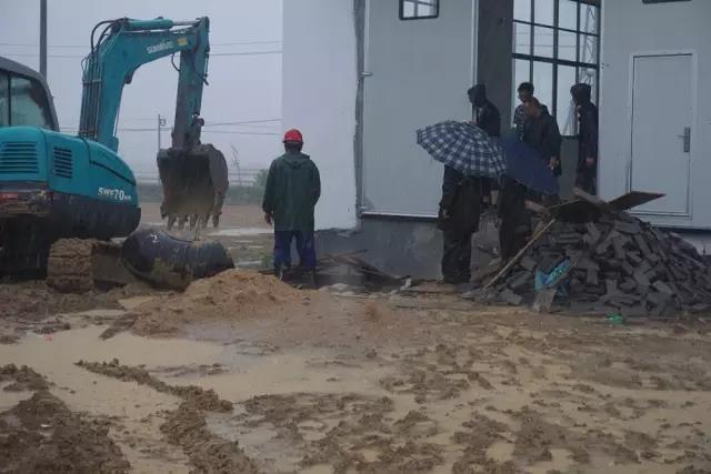 583d3128c798d.jpg 工作中,他們是戰(zhàn)友。.jpg