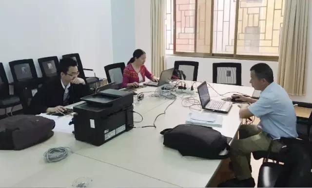 583d317c2f378.jpg 工作中,他們保持著一種簡(jiǎn)單、積極、默契的人際關(guān)系.jpg